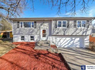1530 Valley View Dr, Lincoln, NE 68505