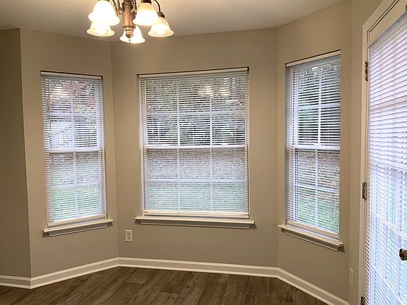 5th image of 913 Meadow Oak Dr