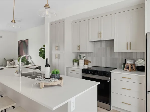 2538 Shelbourne St #3, Victoria, BC V8R 4M4