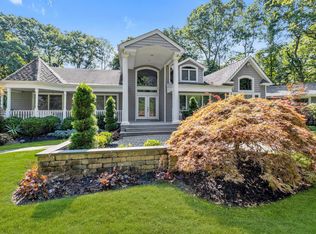 31 Round Tree Dr, Melville, NY 11747