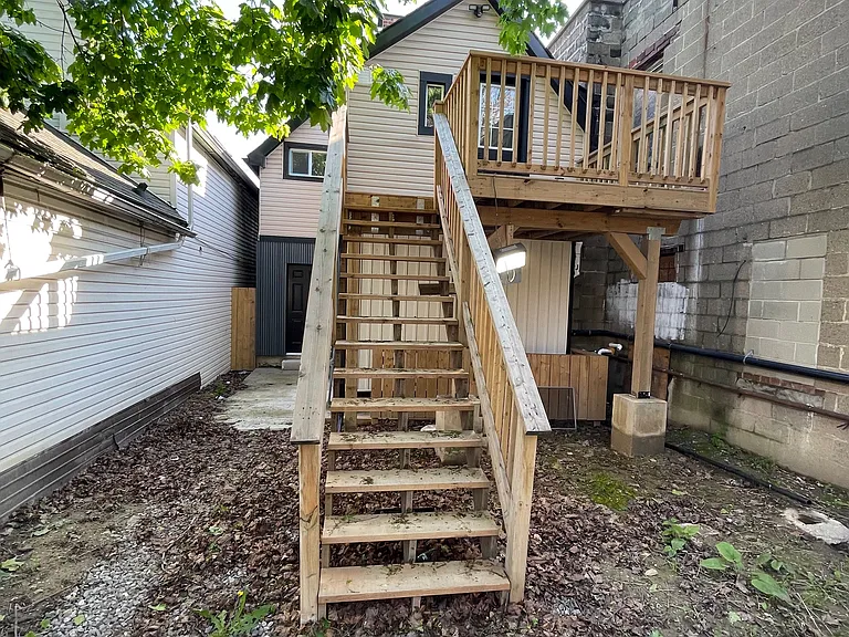 759 Barton St E — Photo 1