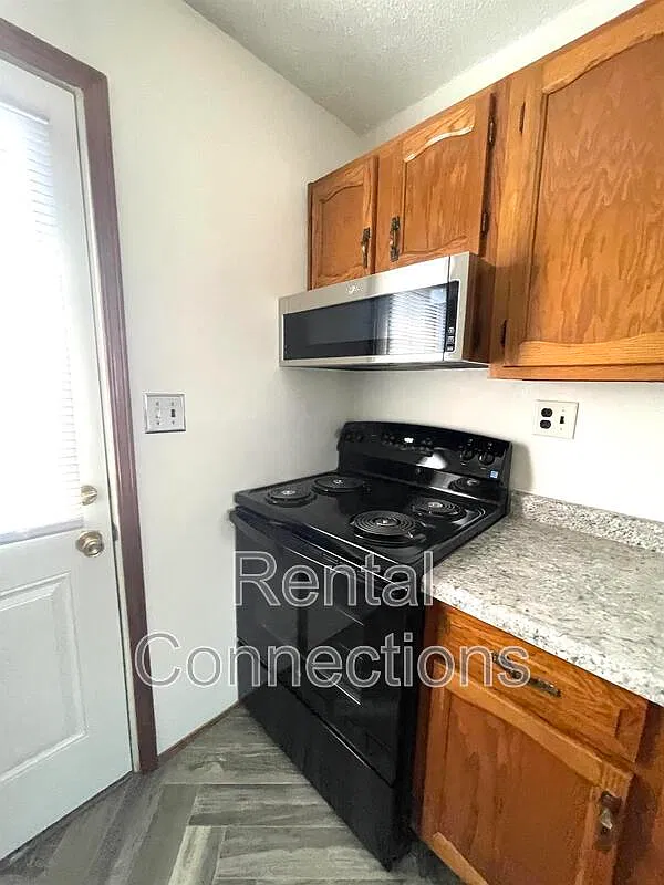 2 bed, 1.0 bath, $800 — Photo 1
