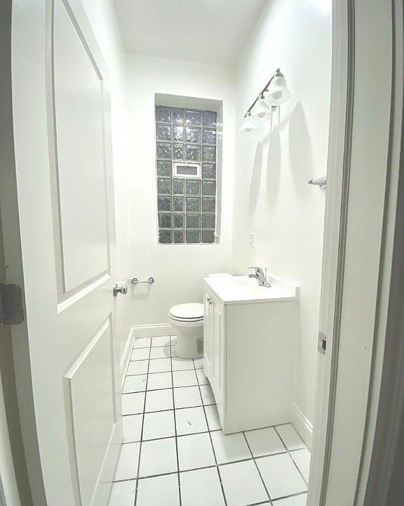 1st image of 908 W Montrose Ave #228