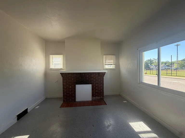 418 E Ash St — Photo 10