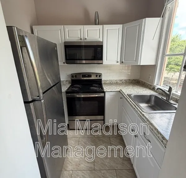 305 W 39th St — Photo 6