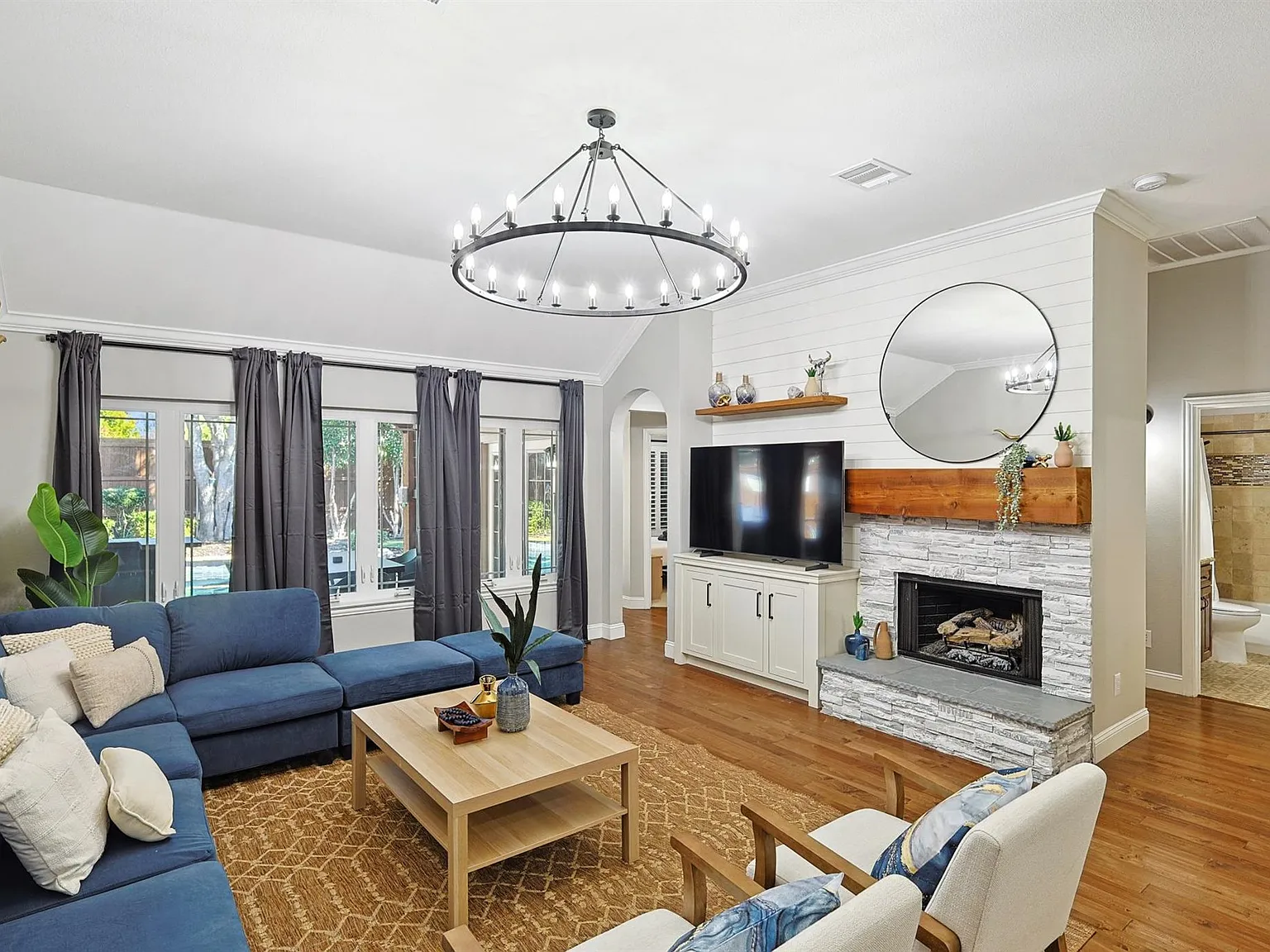 5 bed, 2183 sqft, $9,750 — Photo 2