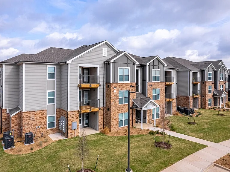 Juniper Pointe Apartments — Photo 8
