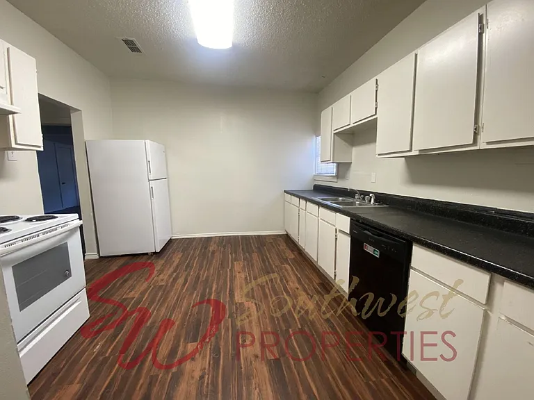 480 N Clinton St — Photo 5