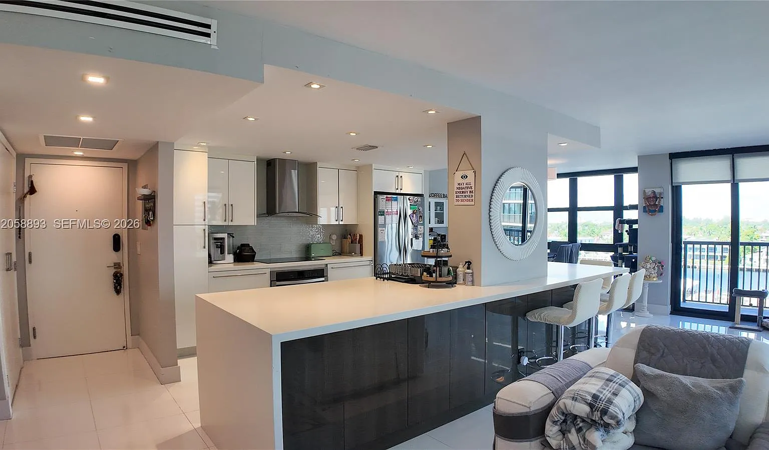 Avant Garde Condo — Photo 2