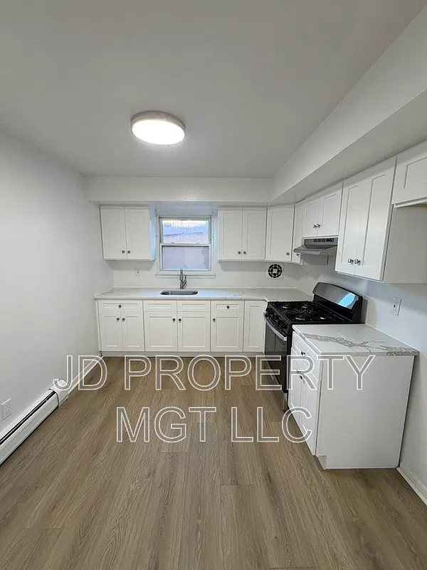 3 bed, 1.0 bath, $2,900 — Photo 3