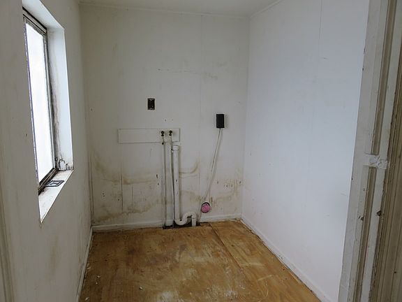 5th image of 127 N Edgewood Dr