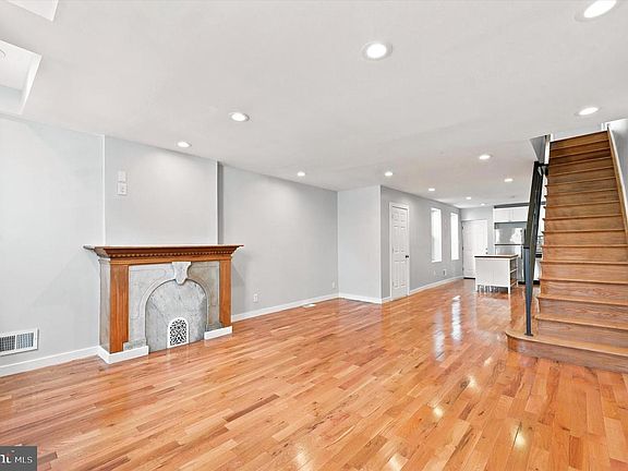 3rd image of 1006 W Dakota St