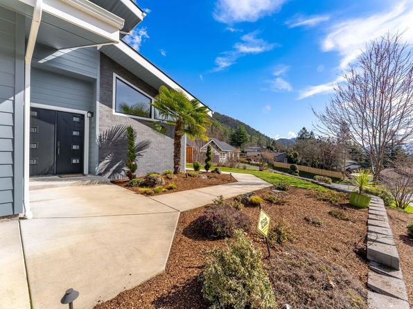 107 NE Vertical Dr, Grants Pass, OR 97526