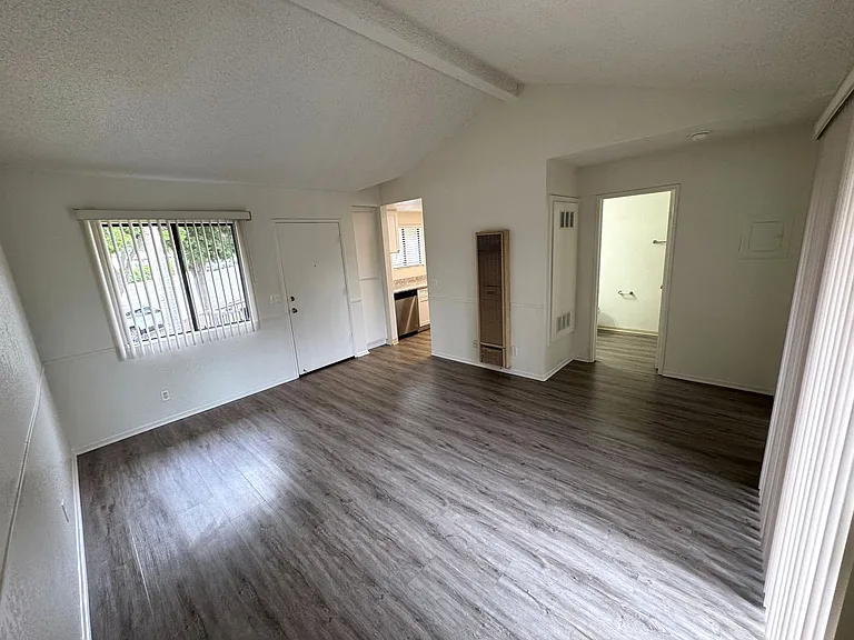 6 Dakota Dr #D — Photo 4