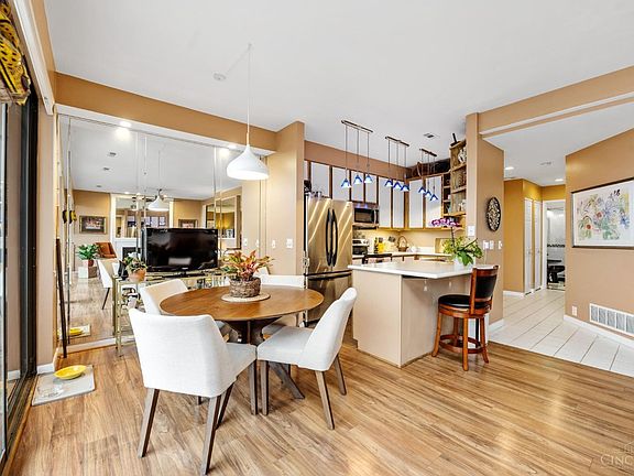 4th image of 558 Davenport Ave Unit 8