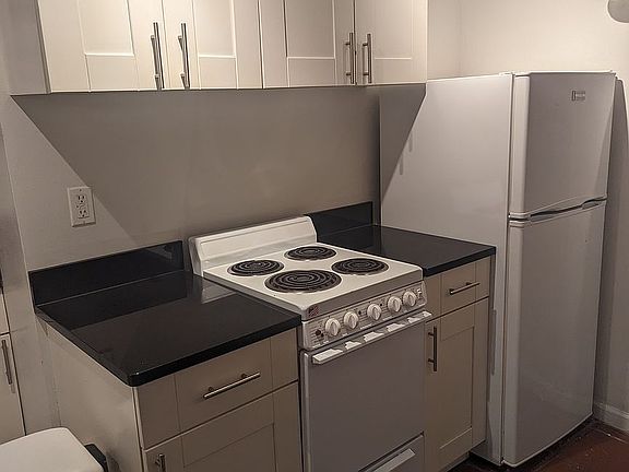 3rd image of 138 Stanton St APT 3