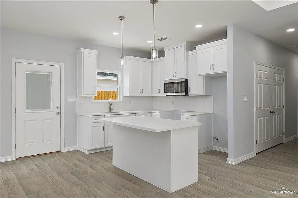 2 bed, 2.0 bath, 936 sqft, $1,200 — Photo 3