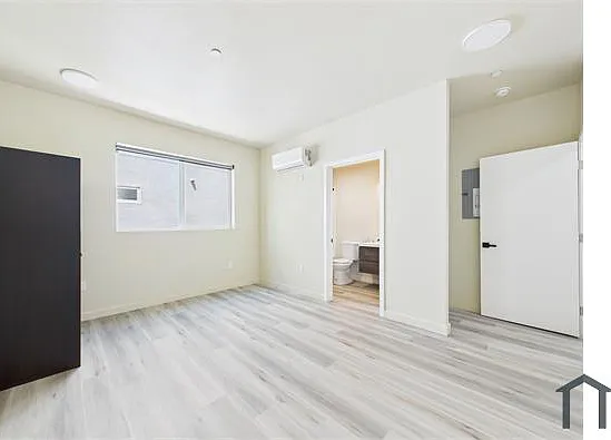 8457 Langdon Ave — Photo 9