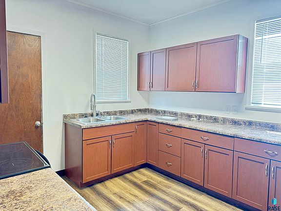3rd image of 807 W 12th St
