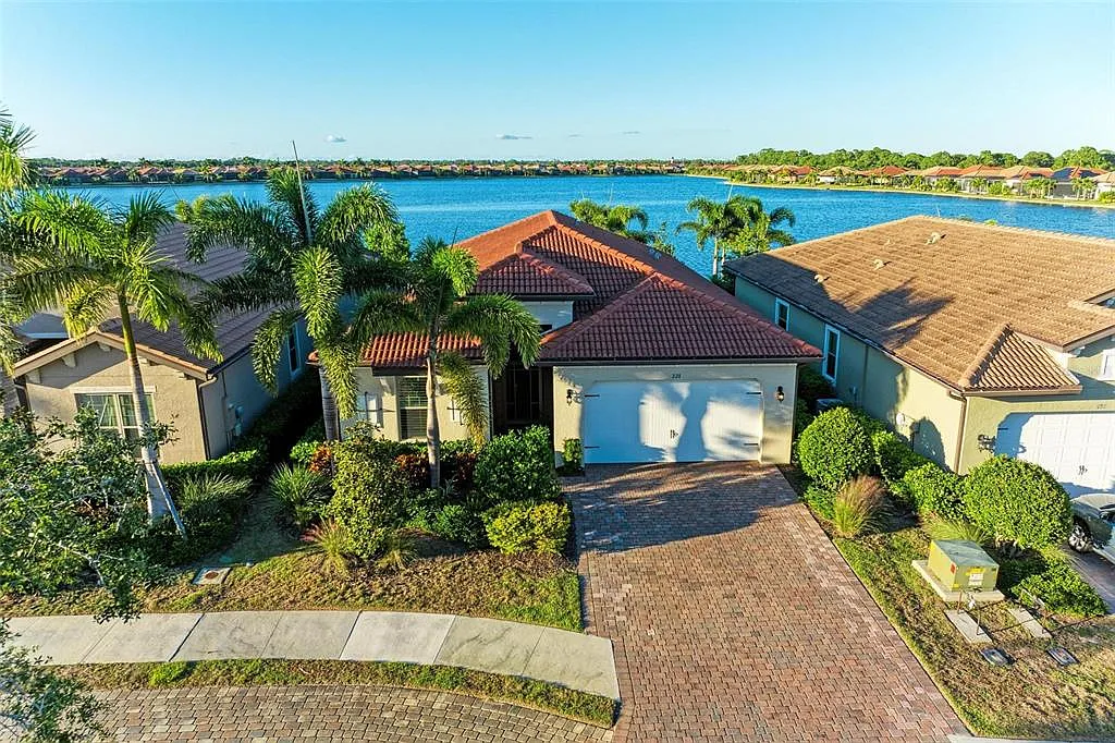 4 bed, 2.0 bath, 1984 sqft, $4,450 — Photo 3