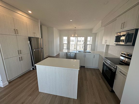 3rd image of 204 Merganser Dr W