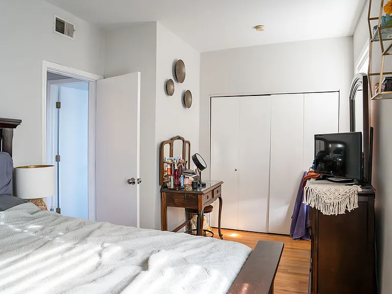 931 W Leland Ave — Photo 10