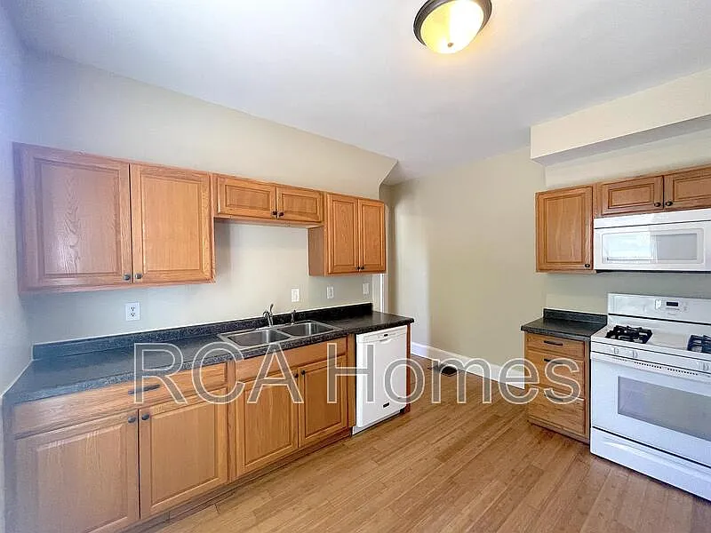 3 bed, 1.5 bath, 1700 sqft, $1,450 — Photo 4
