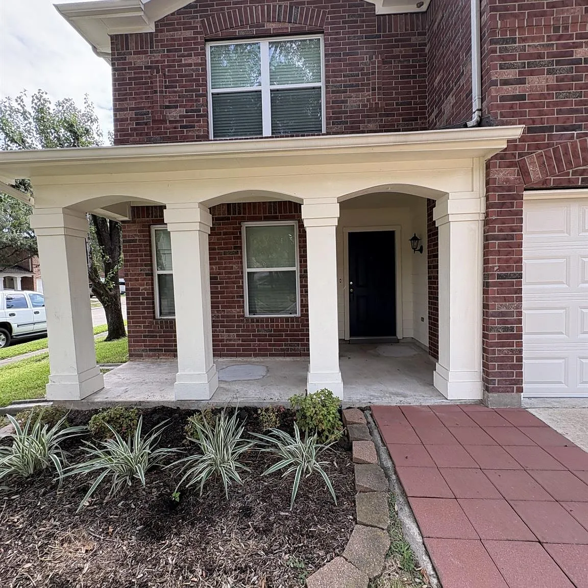 4 bed, 2.5 bath, 2430 sqft, $2,100 — Photo 2