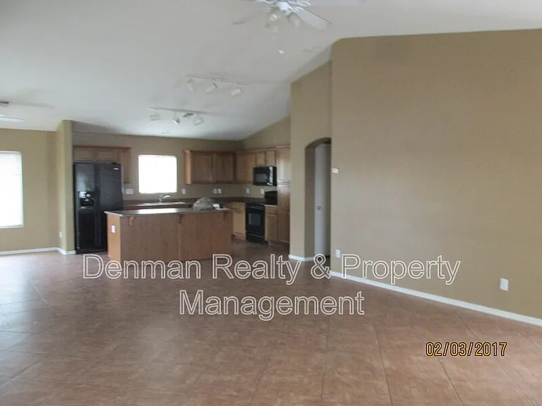 1124 E Maddison St — Photo 2