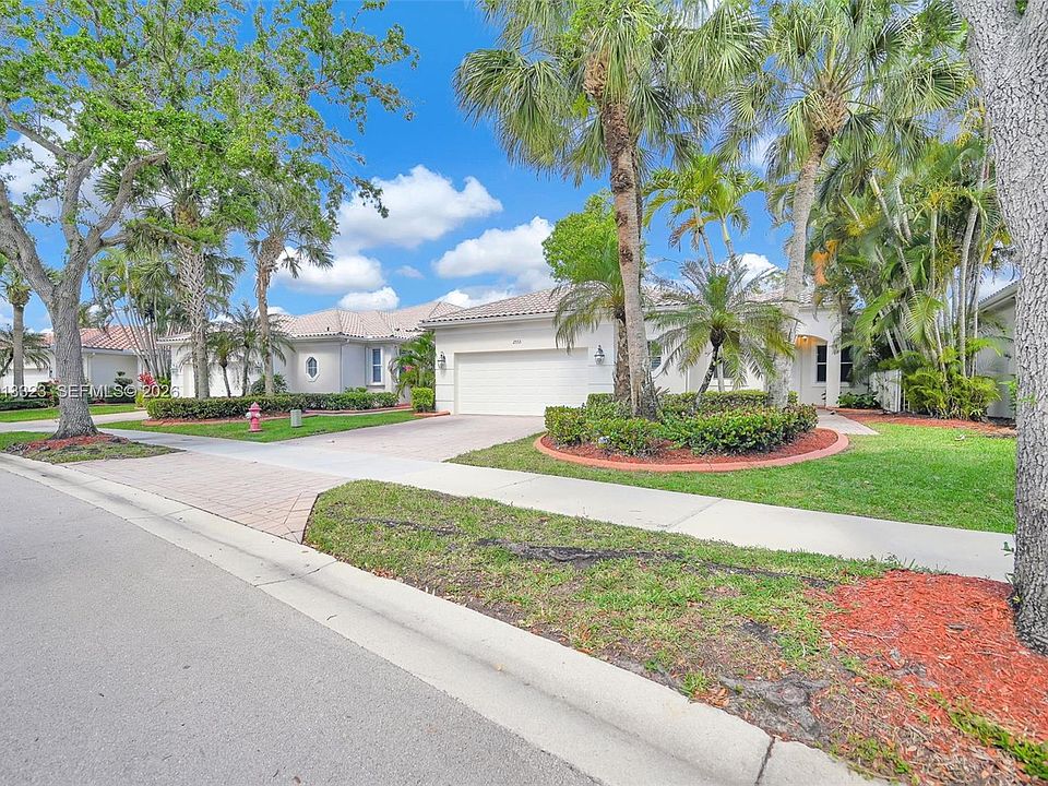 1st image of 2553 Bay Pointe Dr