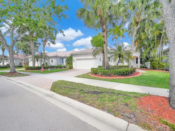 2553 Bay Pointe Dr, Weston, FL 33327