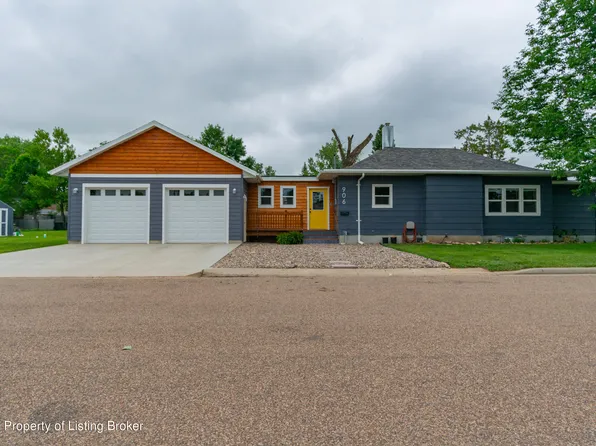 906 2nd Ave N, New England, ND 58647