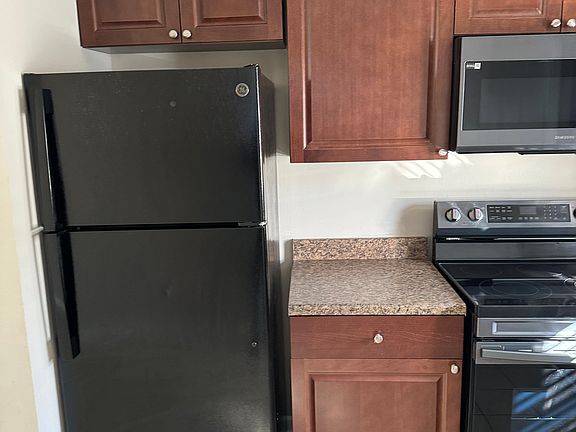 4th image of 404 N Saturn Ave #1