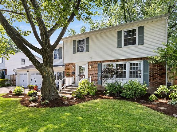3rd image of 147 Pin Oak Dr