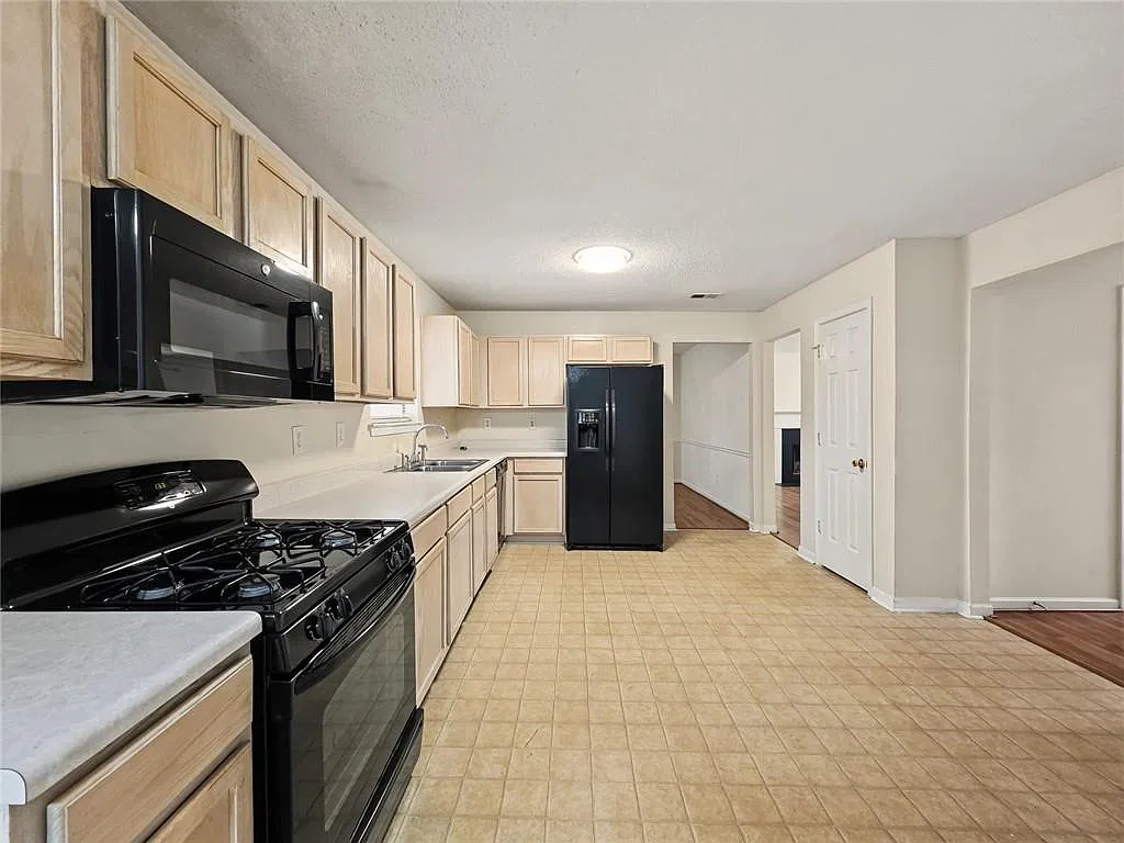 4 bed, 2.5 bath, 2006 sqft, $2,250 — Photo 4