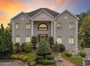 40 Jenna Ln, Staten Island, NY 10304