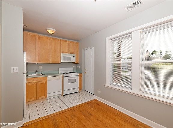 3rd image of 2915 W Leland Ave APT 2W