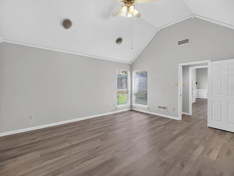 1037 McCoy Dr — Photo 16
