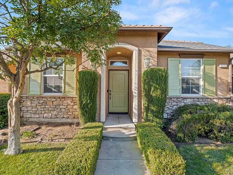 3665 Vermont Ln — Photo 2