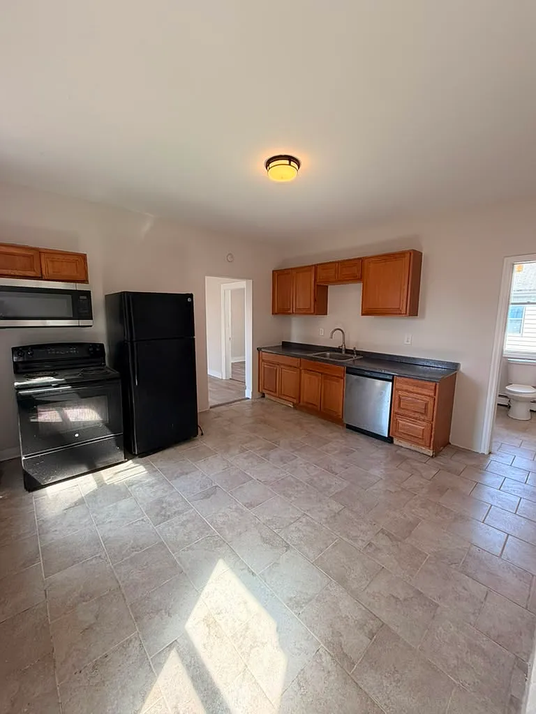 3 bed, 1169 sqft, $1,490 — Photo 2