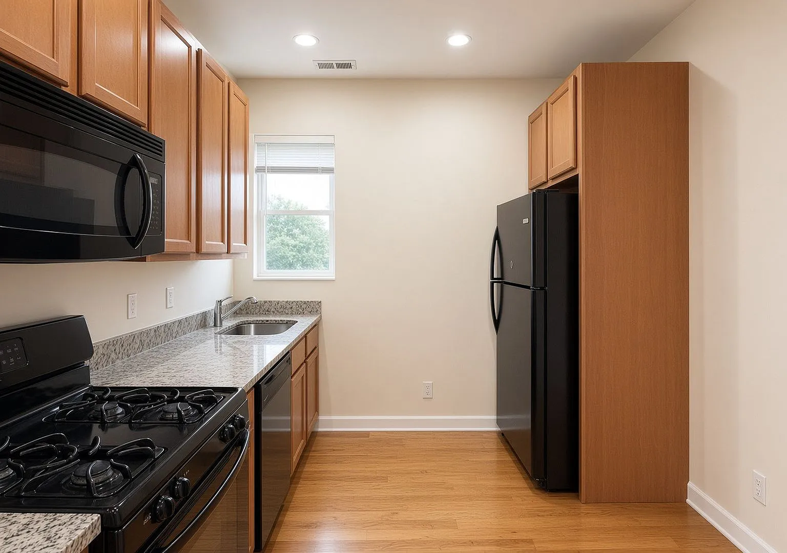 2 bed, 950 sqft, $2,246 — Photo 2