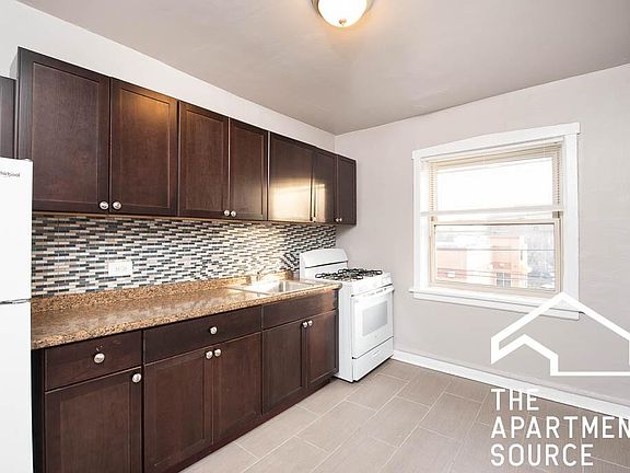 2nd image of 4029 W Melrose St APT 2E
