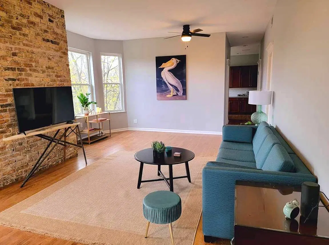 Exposed brick and tall ceilings.