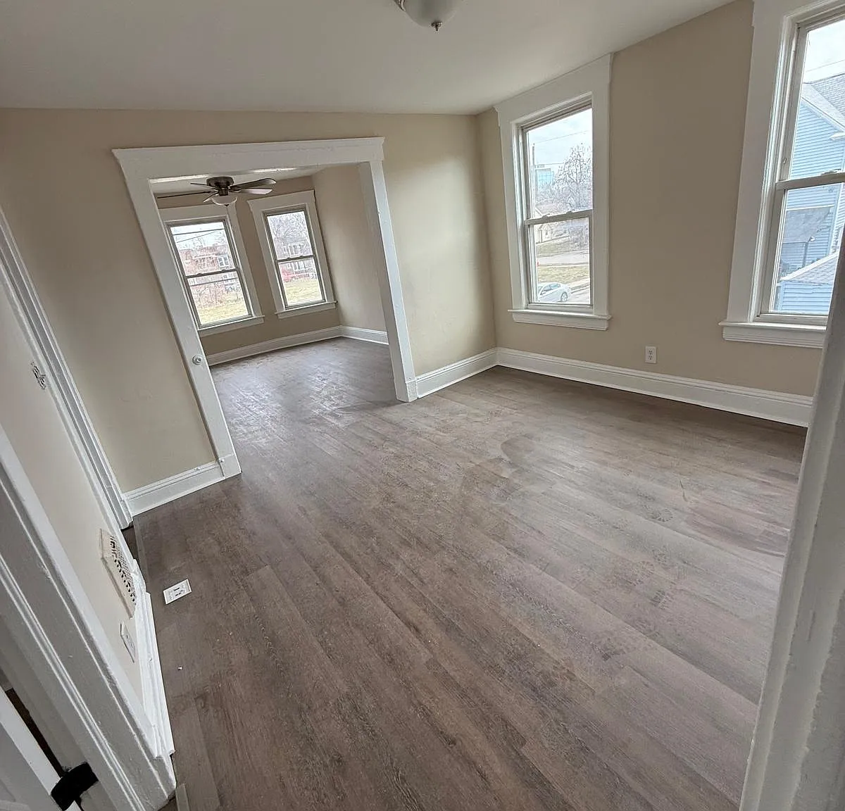 3 bed, 978 sqft, $1,300 — Photo 2