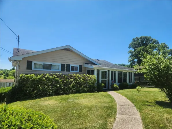 202 Oxford Dr, Apollo, PA 15613