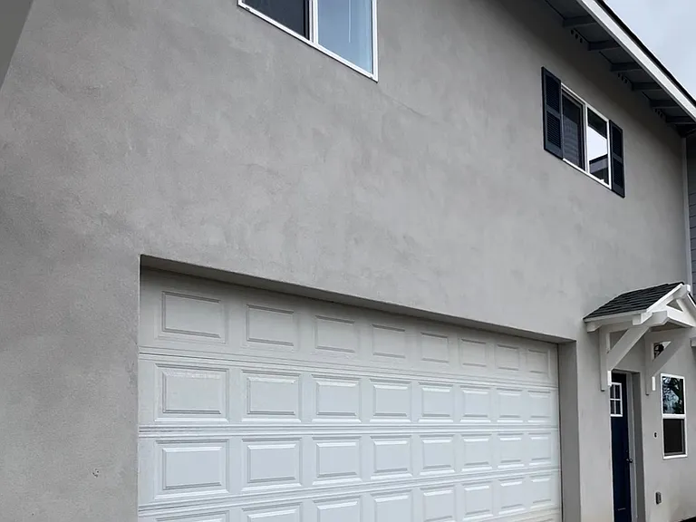 471 E Newlove Dr #B — Photo 2