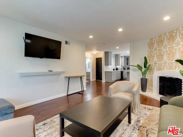 23109 Mariano St, Woodland Hills, CA 91367