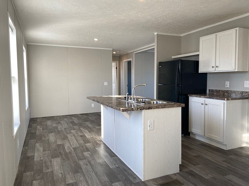 1st image of 142 Oak Ave #142