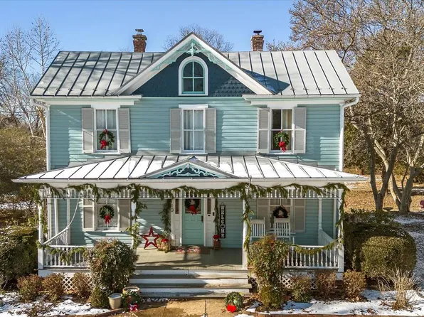 10 New Cut Rd, Round Hill, VA 20141