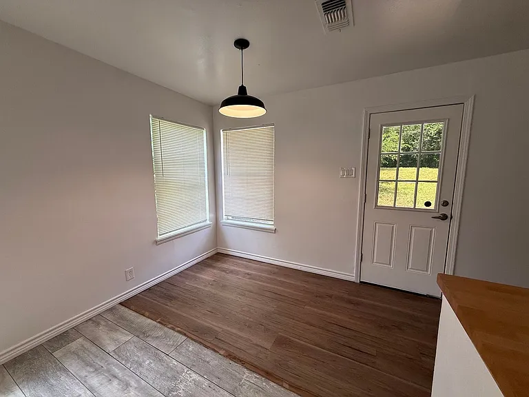 4835 Hemphill Dr — Photo 4